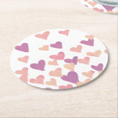 バレンタインズデイウォーターカラーハート – パステルピンク ラウンドペーパーコースター (アングル)