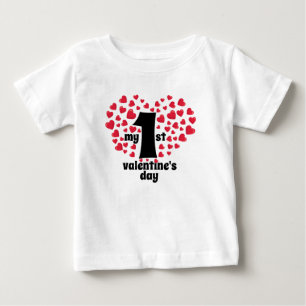 バレンタインデビュー ブラックの手書き風フォントでハートをレッドカラーで ベビーTシャツ