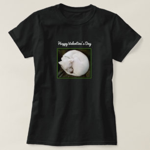 バレンタインデーに丸められた可愛い白犬の写真 Tシャツ