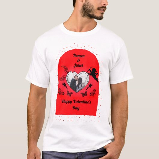 バレンタインデーに恋するキューピッドの赤いハートのフォト Tシャツ (正面)