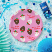 バレンタインデーのチョコレートがイチゴを浸した ペーパープレート (パーティー)