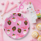 バレンタインデーのチョコレートがイチゴを浸した ペーパープレート (パーティー)