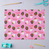 バレンタインデーのチョコレートがイチゴを浸した 薄葉紙 (クラフト)