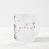 バレンタインデーのハートが入ったかわいいアライグマ フロストグラスマグカップ (正面右)