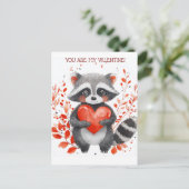 バレンタインデーのハートが入ったかわいいアライグマ ポストカード (スタンド正面)