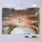 バレンタインデーのハートが木の切り離しに刻まれる 薄葉紙 (クラフト)