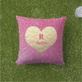 バレンタインデーのハートモノグラム ゴールド ピンク グリッタリー アウトドアクッション (芝生)