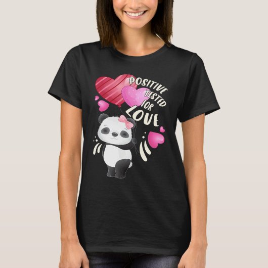 バレンタインデーのパンダの熊とハート Tシャツ (正面)