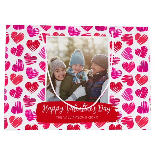 バレンタインデーのモダンな赤とピンクのハートの写真 ラージペーパーバッグ (裏面)