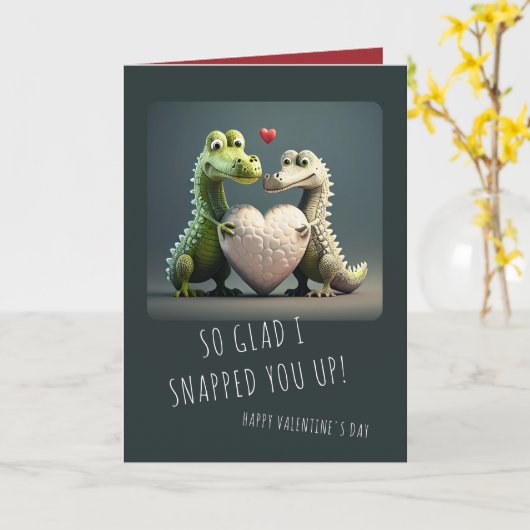 バレンタインデーのユーモアあふれるカエルワニカップル カード (黄色い花)