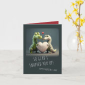 バレンタインデーのユーモアあふれるカエルワニカップル カード (黄色い花)