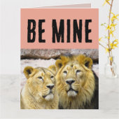 バレンタインデーのライオンカップルグリーティングカード カード (黄色い花)