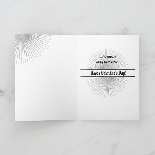 バレンタインデーの入れ墨ハートが名前と日付を加える シーズンカード (内部)