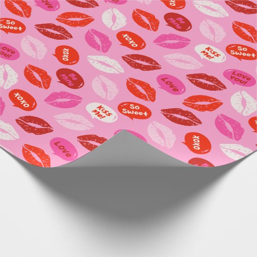 バレンタインデーの唇とピンクの文字 ラッピングペーパー (角)