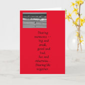 バレンタインデーの愛するカップルがビーチを散歩する カード (黄色い花)