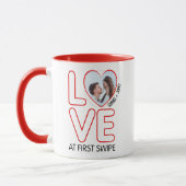 バレンタインデーの最初のスワイプでTinderカップルの愛 マグカップ (左)
