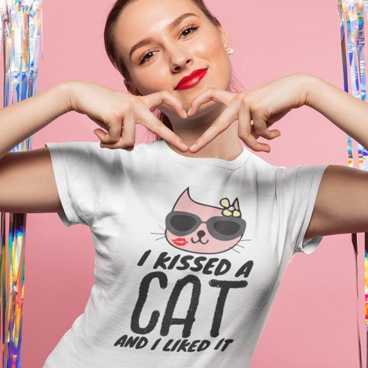 バレンタインデーの猫Tシャツにキスして猫が好き Tシャツ