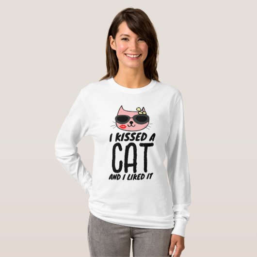 バレンタインデーの猫Tシャツにキスして猫が好き Tシャツ (正面フル)