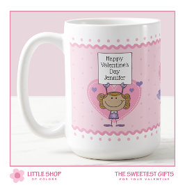 バレンタインデーを愛する愛の文字を掲げる少女 コーヒーマグカップ