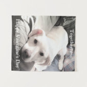 バレンタインデーを迎えるかわいい白い犬のパパの写真 タペストリー (正面(横))