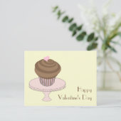 バレンタインデーチョコレートカップケーキのピンクのケーキの立場 シーズンポストカード (スタンド正面)