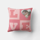 バレンタインデーロマンチックなピンクの愛のハート写真 クッション (裏面)