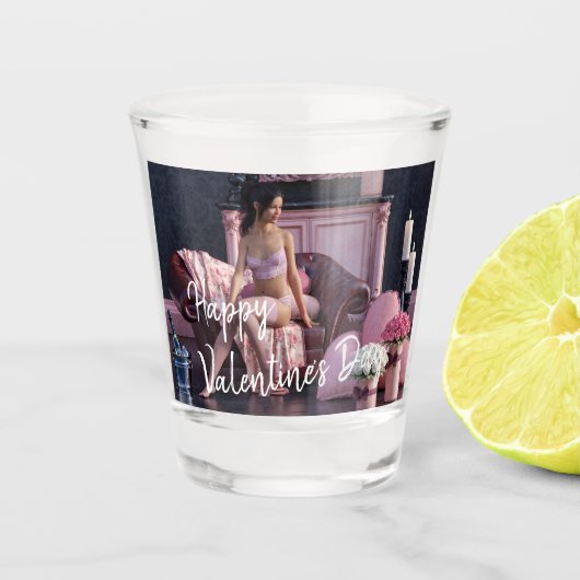 バレンタインデー美しいインランジェリーオンザソファ ショットグラス (正面)
