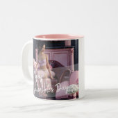 バレンタインデー美しいインランジェリーオンザソファ ツートーンマグカップ (正面左)