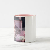 バレンタインデー美しいインランジェリーオンザソファ ツートーンマグカップ (中央)