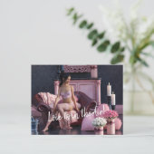 バレンタインデー美しいインランジェリーオンザソファ ポストカード (スタンド正面)