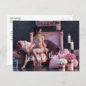 バレンタインデー美しいインランジェリーオンザソファ ポストカード (正面/裏面)