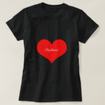 バレンタインデー赤いハートブラックモノグラムカスタム Tシャツ<br><div class="desc">黒い背景に大きなハートパター無地のンをプリントし、名前の文字テンプレートを付ける！</div>