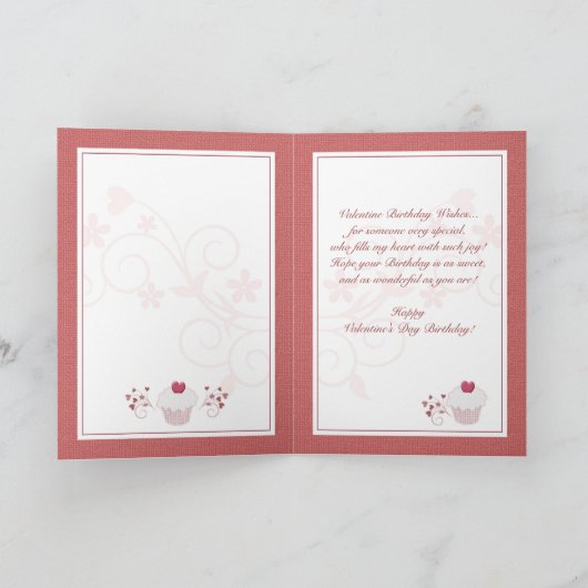 バレンタインデー-ハートのカップケーキのハッピーバースデー シーズンカード (内部)