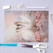 バレンタインピンクの花2羽の白い白鳥 薄葉紙 (クラフト)