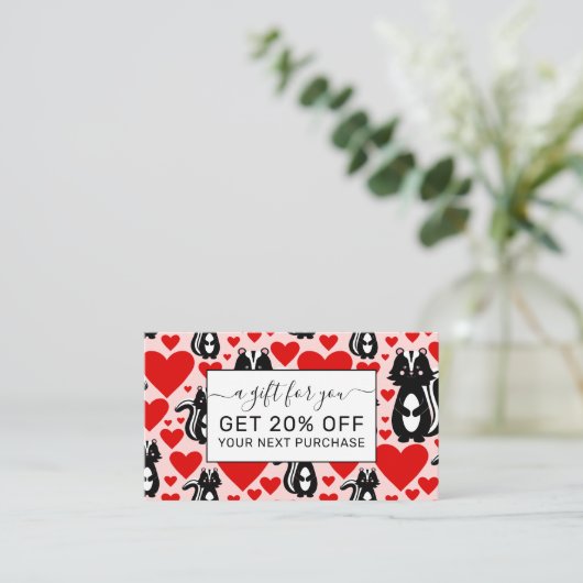バレンタインピンクスクンクハートイラストレーションパターン 割引カード (スタンド正面)