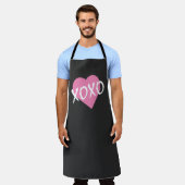 バレンタインピンクハート白XOXO黒モダン色 エプロン (着用した状態)