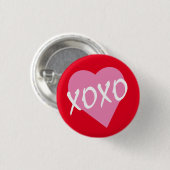 バレンタインピンクハートXOXOキスハグズレッド 缶バッジ (正面&裏面)