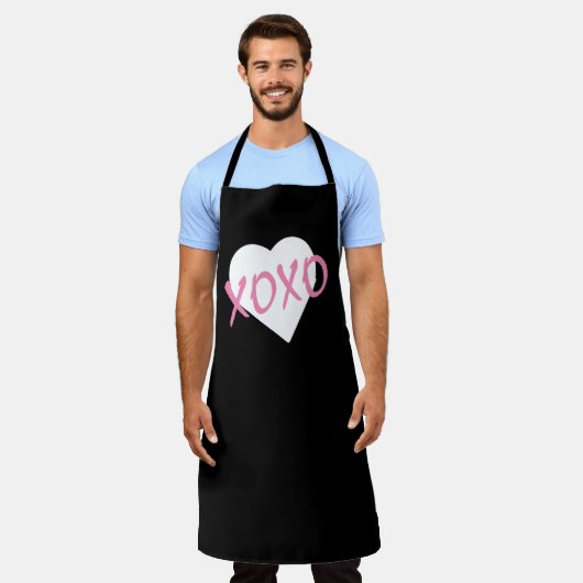 バレンタインピンクXOXOキスハグスホワイトハートブラック エプロン (着用した状態)