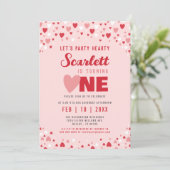 バレンタインファースト誕生日パーティキュートピンク赤いハート 招待状 (スタンド正面)