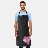 バレンタインXOXOピンクハートオンブラック エプロン (着用した状態)