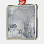 バレンツ海の上の珍しい雲の形成 メタルオーナメント (左)