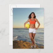 バレーボールかわいらしを持つ若いフィットメス ポストカード (正面/裏面)