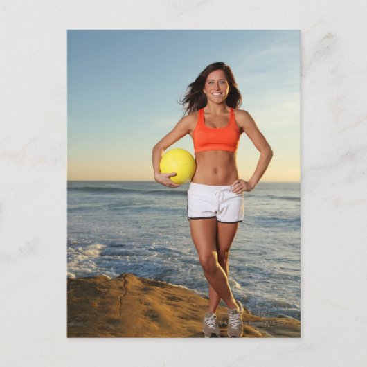 バレーボールかわいらしを持つ若いフィットメス ポストカード (正面)