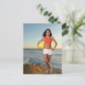 バレーボールかわいらしを持つ若いフィットメス ポストカード (スタンド正面)