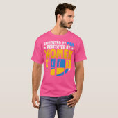 バレーボールで完成した男性によって発明される Tシャツ (正面フル)