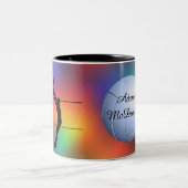 バレーボールのシルエット選手とボール パーソナライズ ツートーンマグカップ (中央)