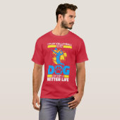 バレーボールをする少年と犬の家族 Tシャツ (正面フル)