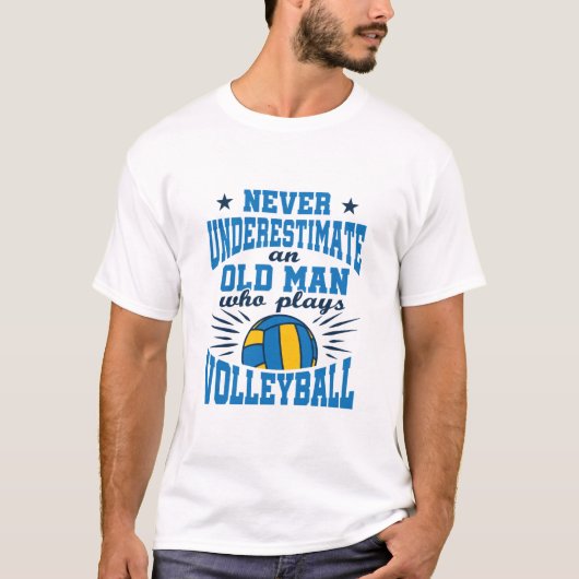 バレーボールをする老人を決して過小評価しな遊い Tシャツ (正面)
