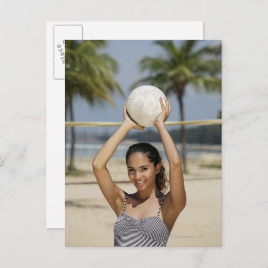 バレーボールを持ち笑顔を見せる若い女性 ポストカード (正面/裏面)