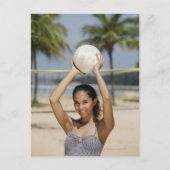 バレーボールを持ち笑顔を見せる若い女性 ポストカード (正面)